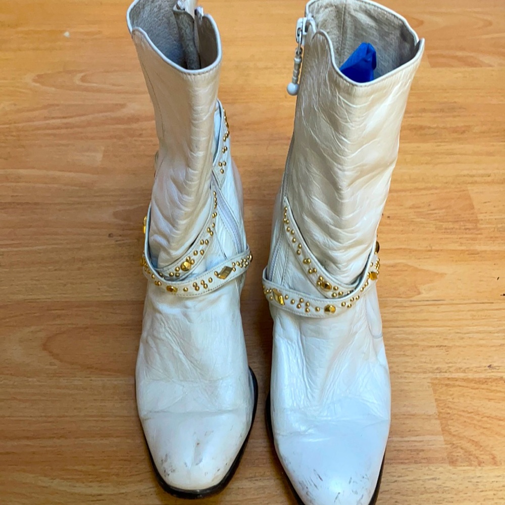 One of a kind vintage Fantasy Collection White Boots Gold studded strap - Picture 3 of 7